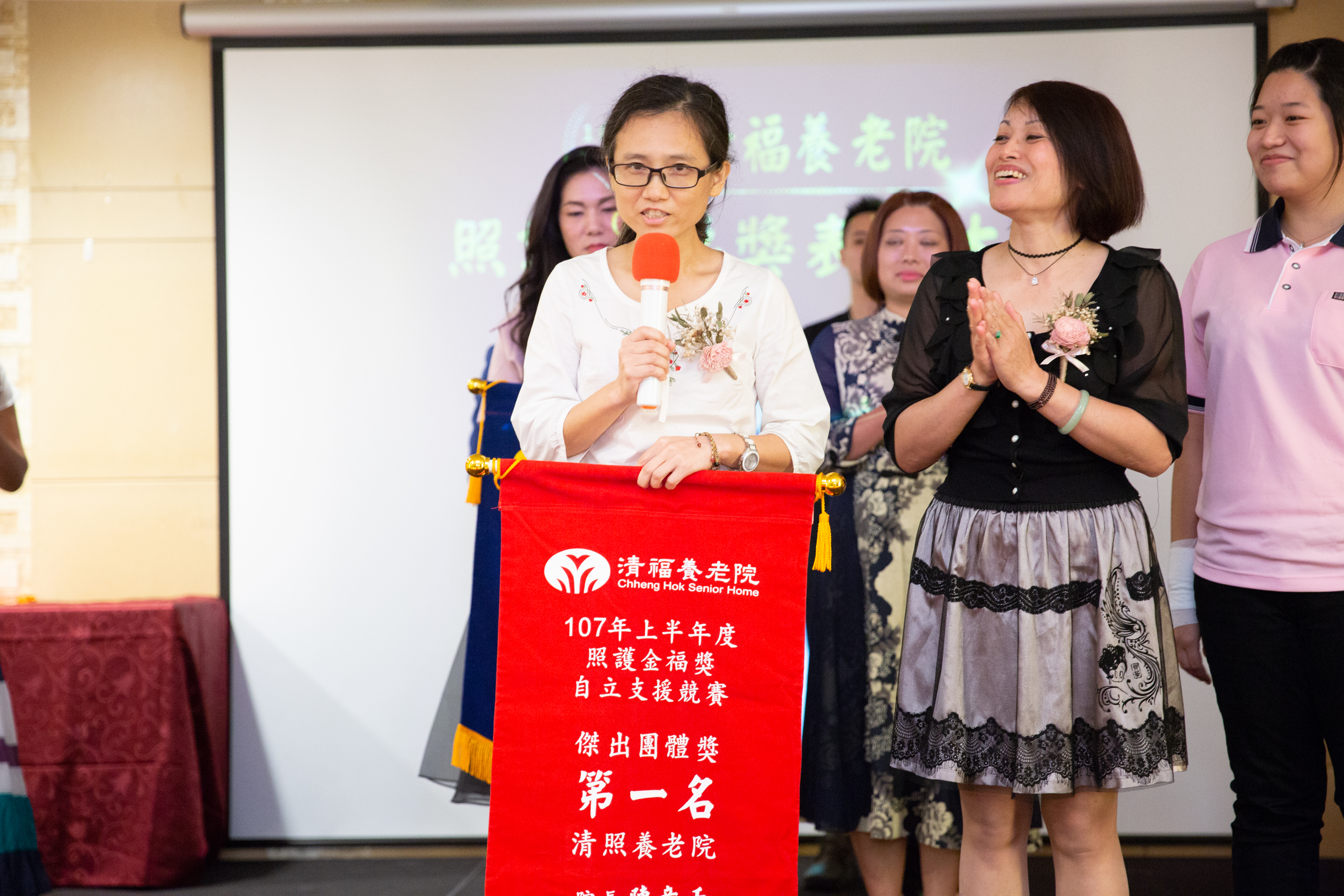 圖6 「自立支援傑出團體獎」第一名殊榮由清照養老院獲得，機構長邱倩卉（左一）表示，將會繼續努力，讓長輩可以更安全、更安心、更開心的生活。