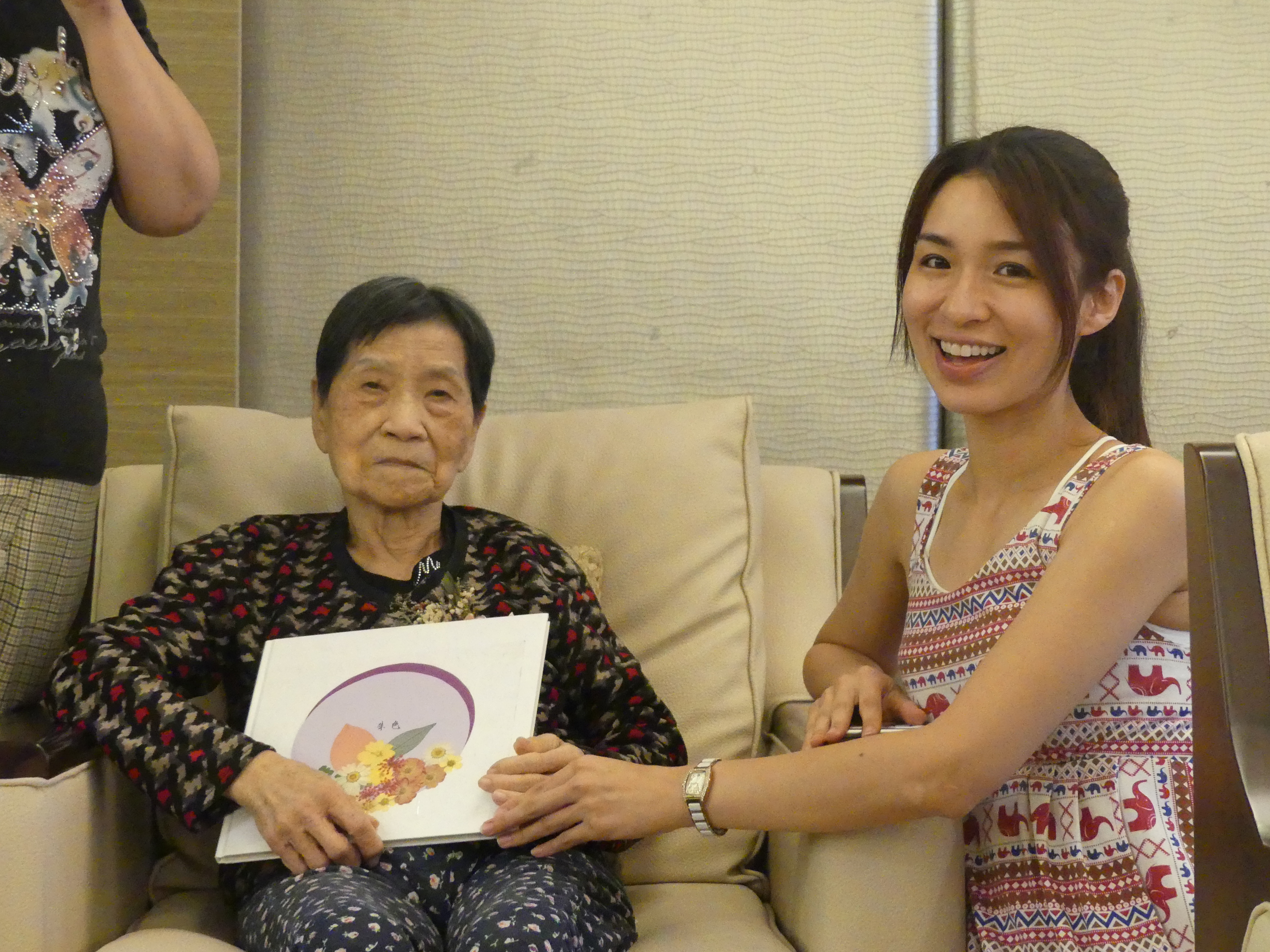 圖三、高齡92歲的方奶奶由孫女陪伴分享生命故事，全家四代一同出席奶奶的分享，奶奶看著台下子子孫孫的聆聽參與，心裡十分欣慰，場面令人動容。