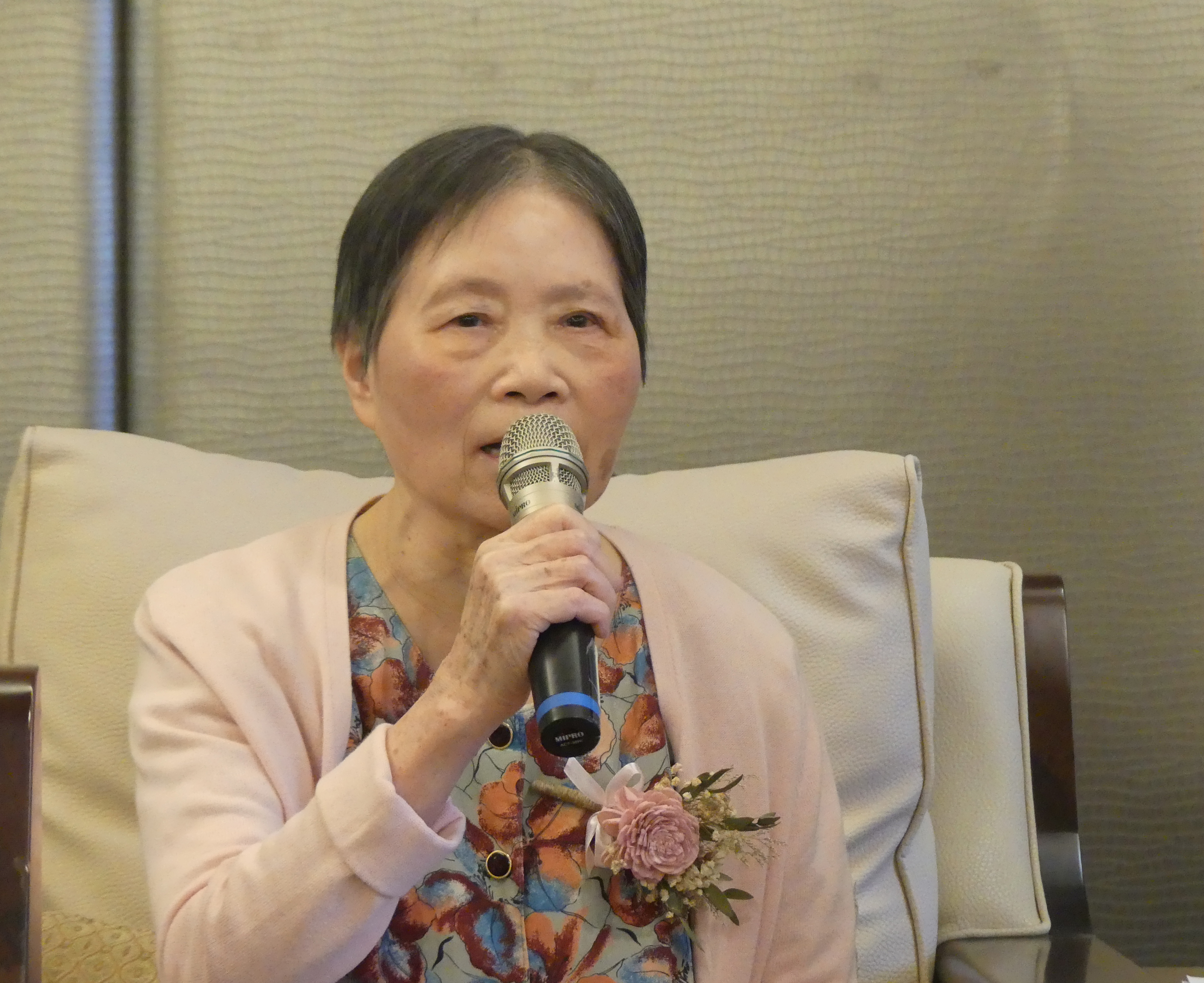 圖四、年邁79歲的李奶奶，字句鏗鏘有力，與大家分享自己在養老院居住的生活，此外，亦大方侃侃而談對於死亡充滿樂觀及開放的態度。