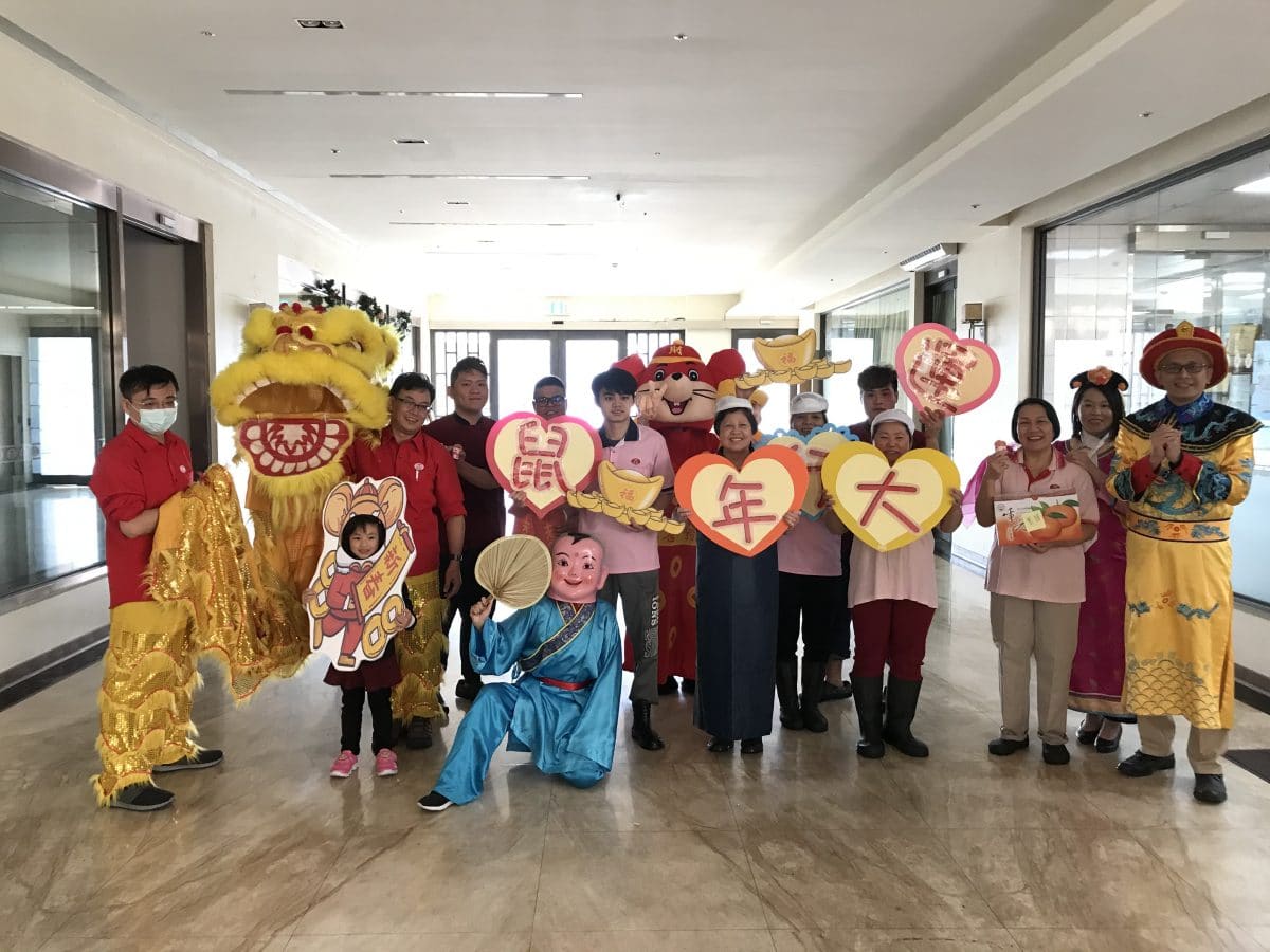 圖二：院長及各課室長官至團膳室獻上新年祝福