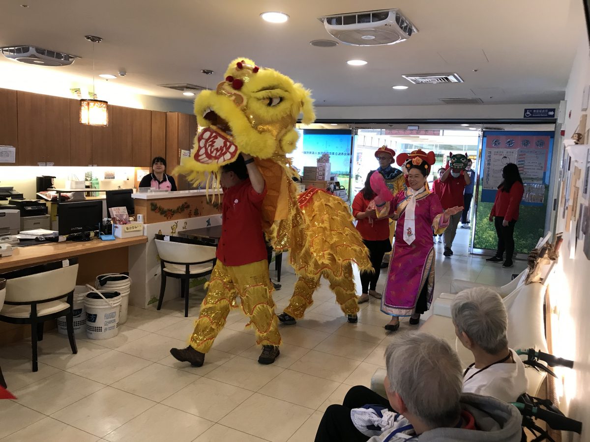 圖六：舞龍舞獅蹦蹦跳跳的進場，讓拜年氣氛更加熱鬧