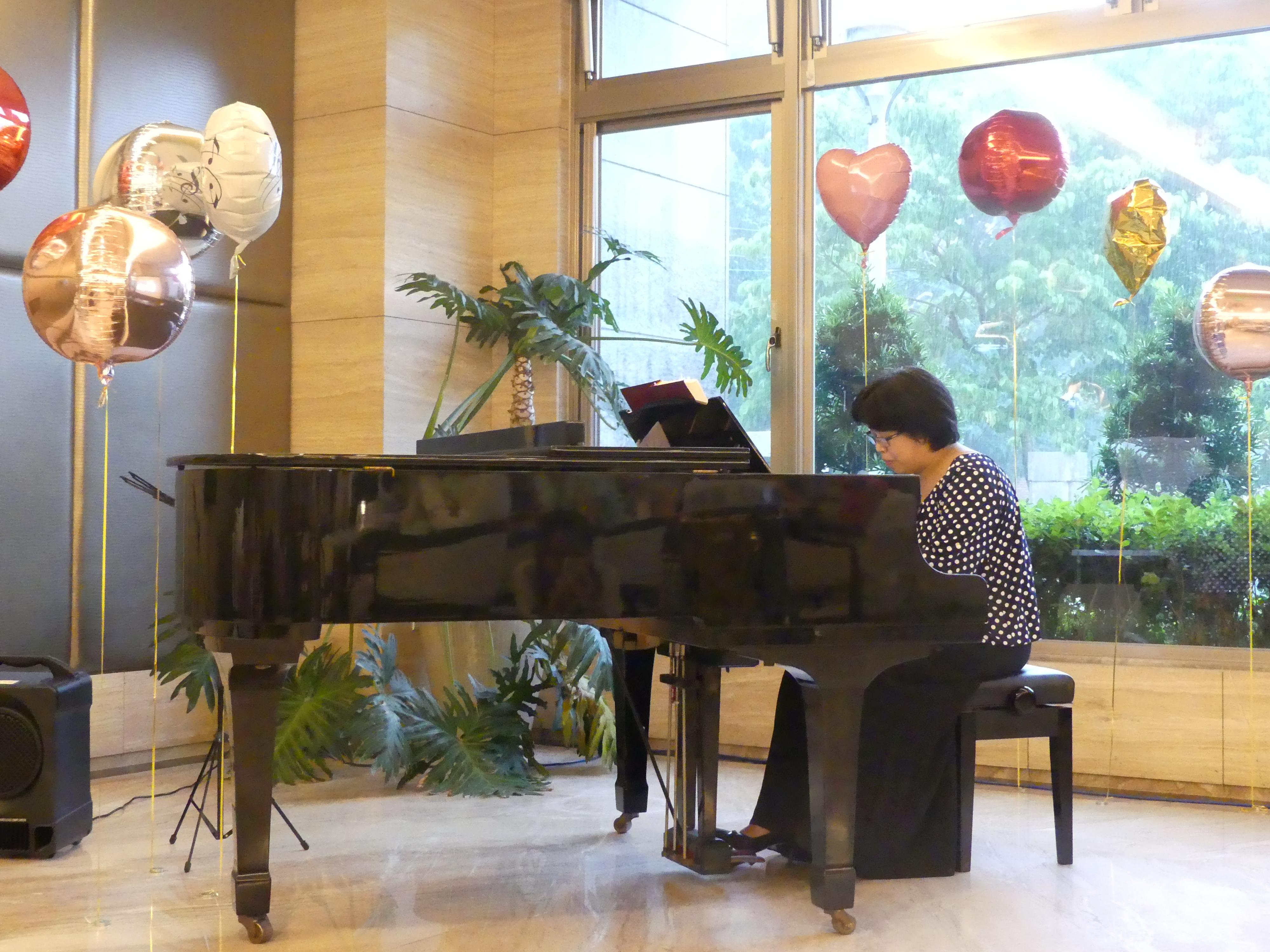 圖二、清福養老院於19日舉辦「心憶傳承-長者生命故事音樂會」，邀請知名鋼琴家洪佳穗擔任演奏嘉賓，一連帶來多首精彩經典樂曲。