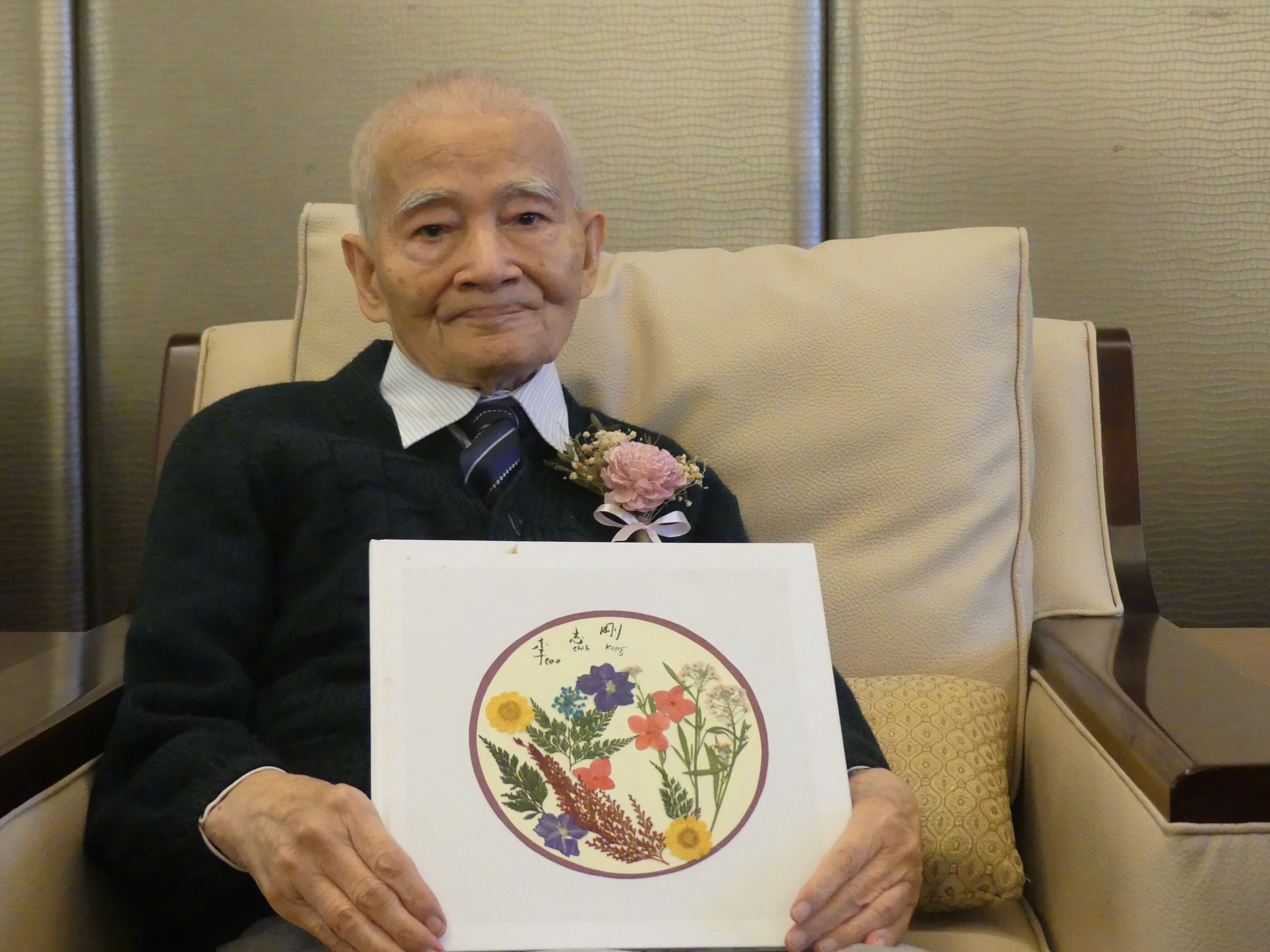 圖五、已屆91歲的李爺爺已是第二次參與生命故事音樂會，特別將自己手作的故事書拿出來與大眾分享，近百年的風華歲月令人讚嘆不已！